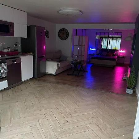 아파트 Amazing With A Private Terrace 라쿠르뇌브