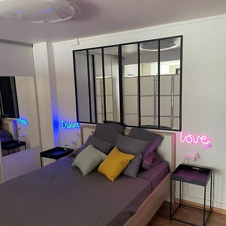 Amazing With A Private Terrace 아파트 라쿠르뇌브