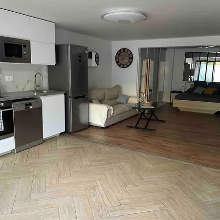 Amazing With A Private Terrace 아파트 라쿠르뇌브
